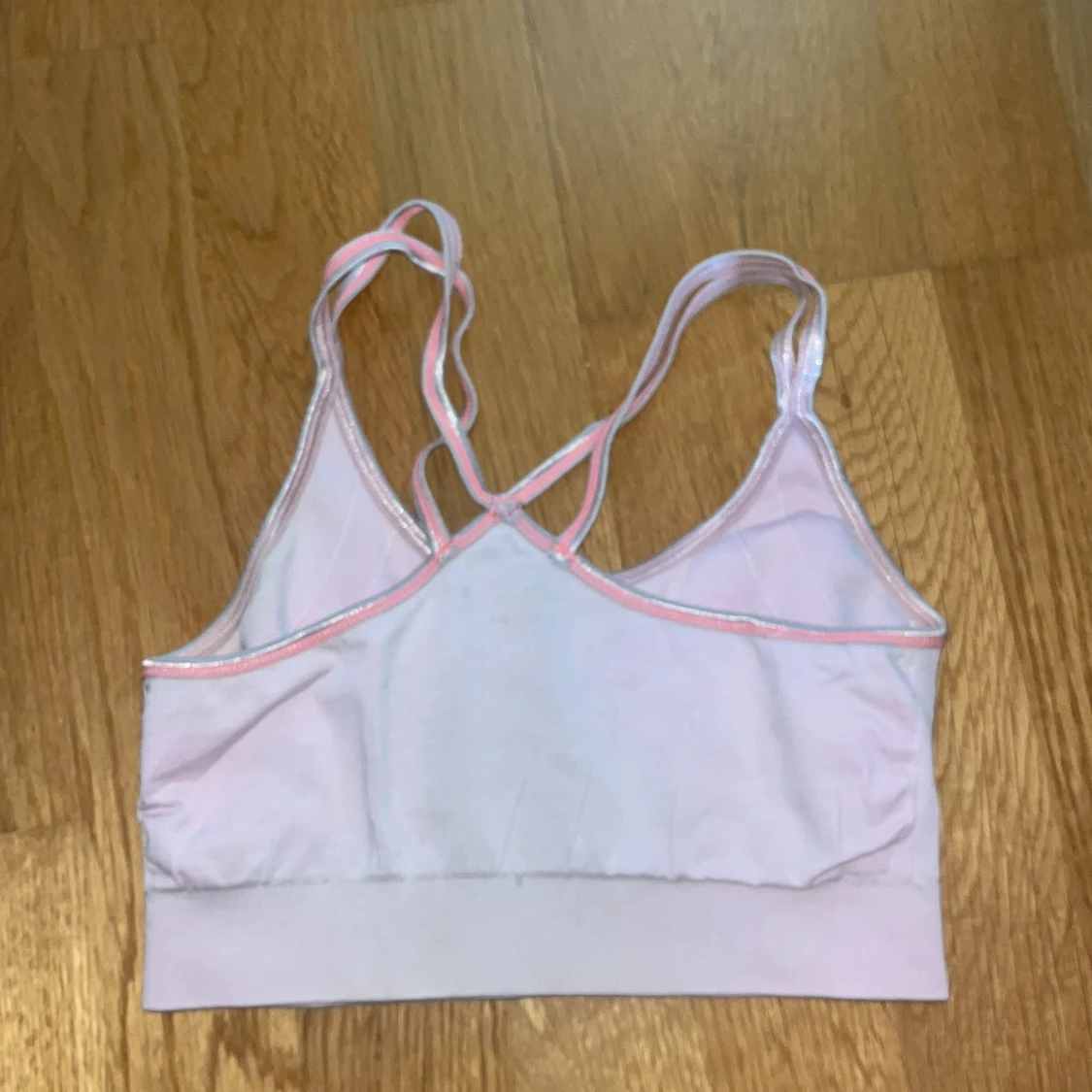 Ljusrosa sport-bh med korsade axelband - 1