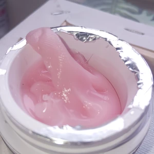 UV Builder Nails Gel Pink från Ebanku - UV Builder Nails Gel i färgen rosa från Ebanku. Gelen kommer i en vit burk med holografisk etikett och innehåller 15g. Perfekt för att bygga och forma naglar, har en tjock och krämig konsistens som är lätt att arbeta med.