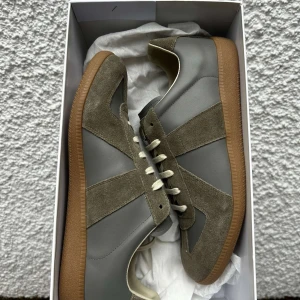 Maison margiela  - Säljer dessa otroligt snygga ljus gröna/beage Masion margielas. Väldigt stilrena och perfekta inför sommaren. Säljer dessa pågrund av att de inte passade mig. Väldigt fint skick. Hör av er om ni har frågor eller vill ha fler bilder!😁