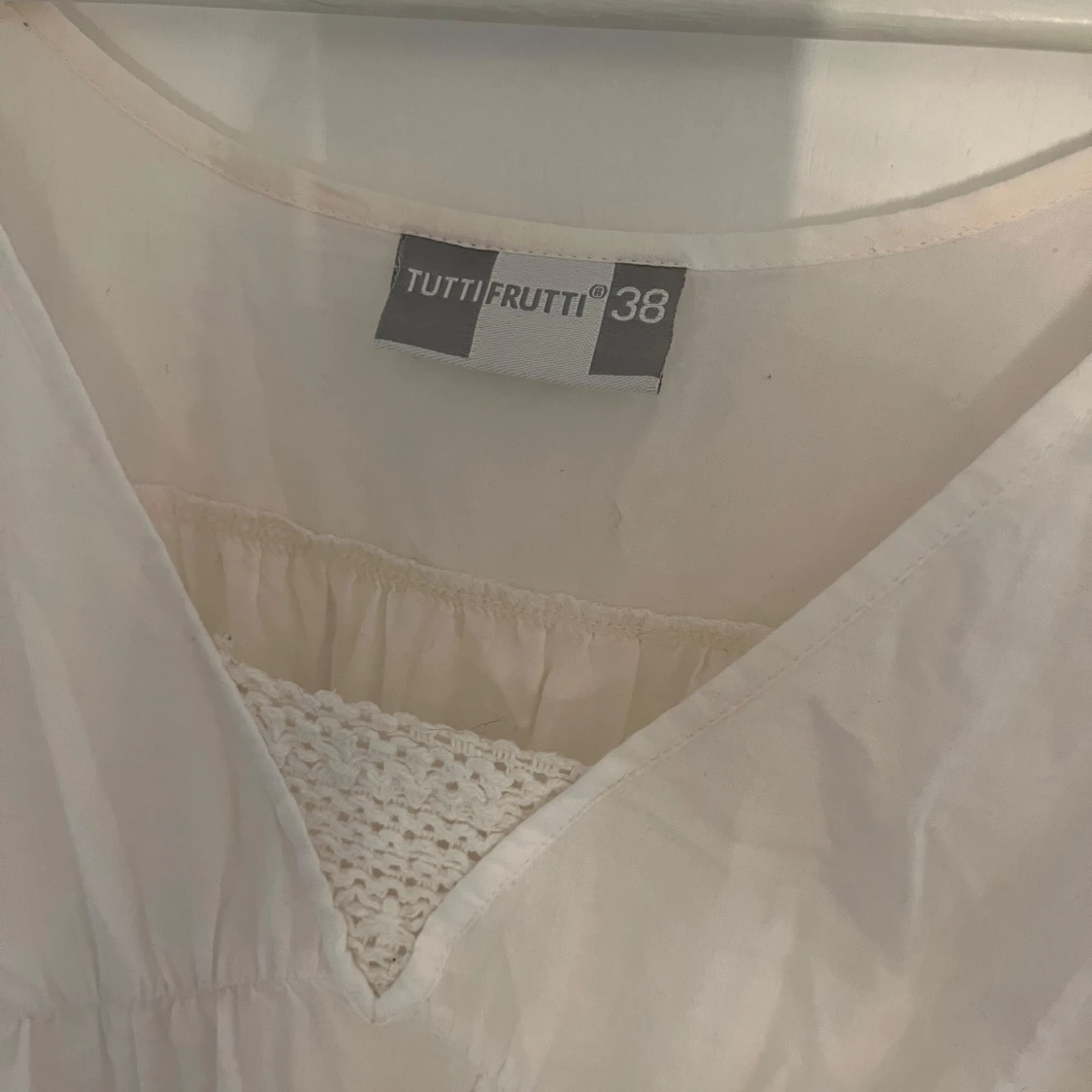 Vit kortklänning med spets från Tuttifrutti - 2