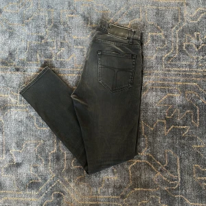 Tiger of Sweden jeans  - Säljer dessa snygga tiger of sweden jeans, perfekta till sommarn. Jag säljer dem för endast 299kr. Skicket är väldigt bra utan några defekter (8/10)(lite skrynkliga men det går bort i tvätten) och är i storlek 30/34. Om ni har några frågor så är det bara att höra av sig!! 