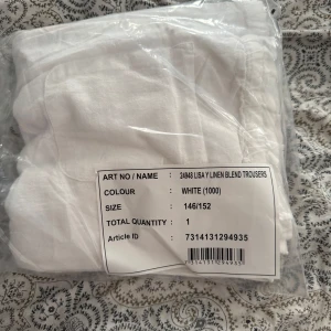 vita linnebyxor - populära linnebyxor ifrån gina young, stl 146/152 men sitter som XS på mig. tyvärr något korta i benen annars superbra. helt oanvända endast testade en gång🕊️