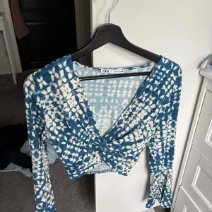 Blå och vit omlottopp från ZARA - Säljer en blå och vit omlottopp från ZARA. Nyskick finns inte o köpa längre jättesnygg 