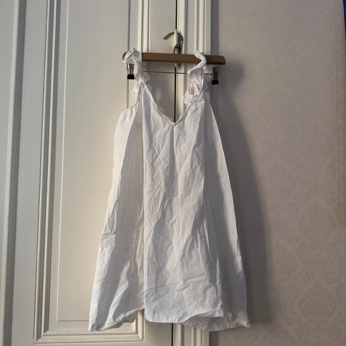 Vit somrig klänning med volangaxelband