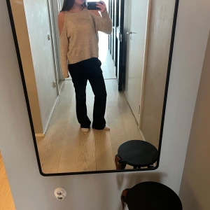 Beige offshoulder stickad tröja - Säljer en beiga stickad tröja med offshoulder-design och långa ärmar. Det är bara att skriva till mig om det dygnet upp något frågetecken 💗