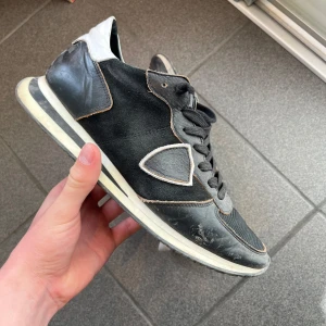 Philippe Model - Nu säljer vi dessa populära Philippe Model trpz som är perfekt nu till vintern. Sjukt bra skick, kan eventuellt gå ner nån hundring via snabb affär men annars är det sjukt bra pris! Hör av er!