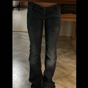 Vintage low rise jeans - Säljer mina vintage bootcut jeans från Lee med låg midja!! Så så snygga 🥰🙌kom privat vid frågor 💖