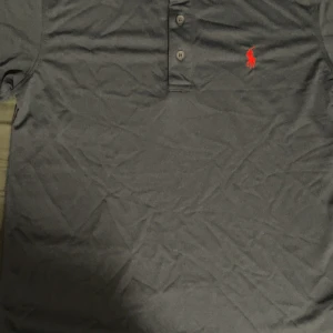 Mörkblå pikétröja från Polo Ralph Lauren - Säljer en mörkblå pikétröja från Polo Ralph Lauren då jag inte haft användning av den