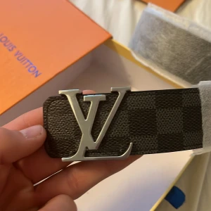 Louise Vuitton bälte - Säljer ett riktigt fint Louise Vuitton bälte😁 110cm med alla tillbehör. Kom privat för fler bilder eller prisförslag😊 Tar även byten🔥