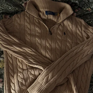 Polo Ralph lauren half-sip tröja - Väldigt omskött polo Ralph lauren half-sip tröja, inprincip i ny skick utan några skavanker. Hör av er för fler frågor!