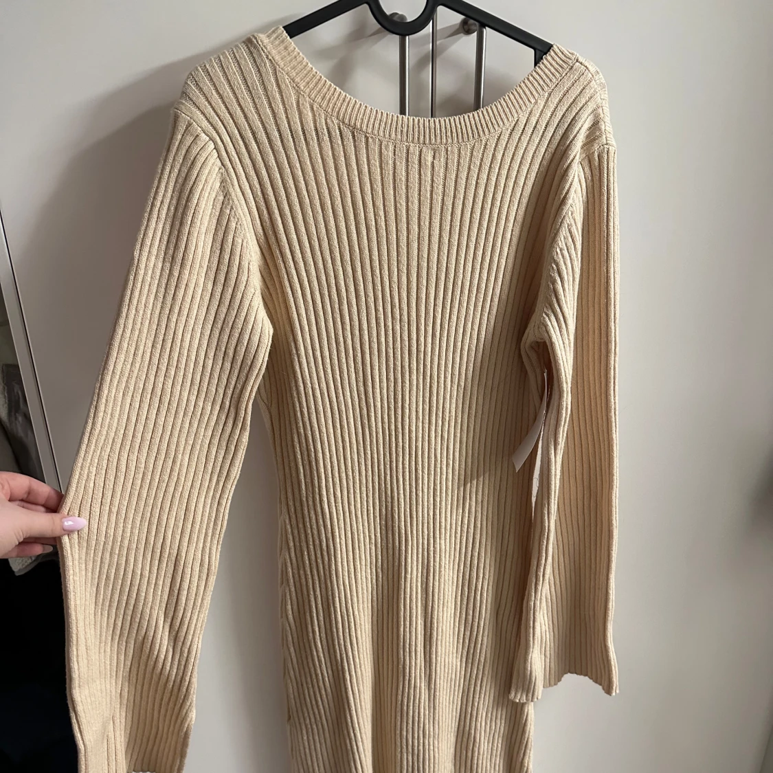 Beige ribbad långklänning med öppen rygg - 2