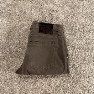 Jacob Cohën chinos - skick 8/10 | storlek W35 | Mått midja:40cm Längd:93cm | fint skick, uppsydda lite, skulle säga passar mindre storlek snarare W33-34| 