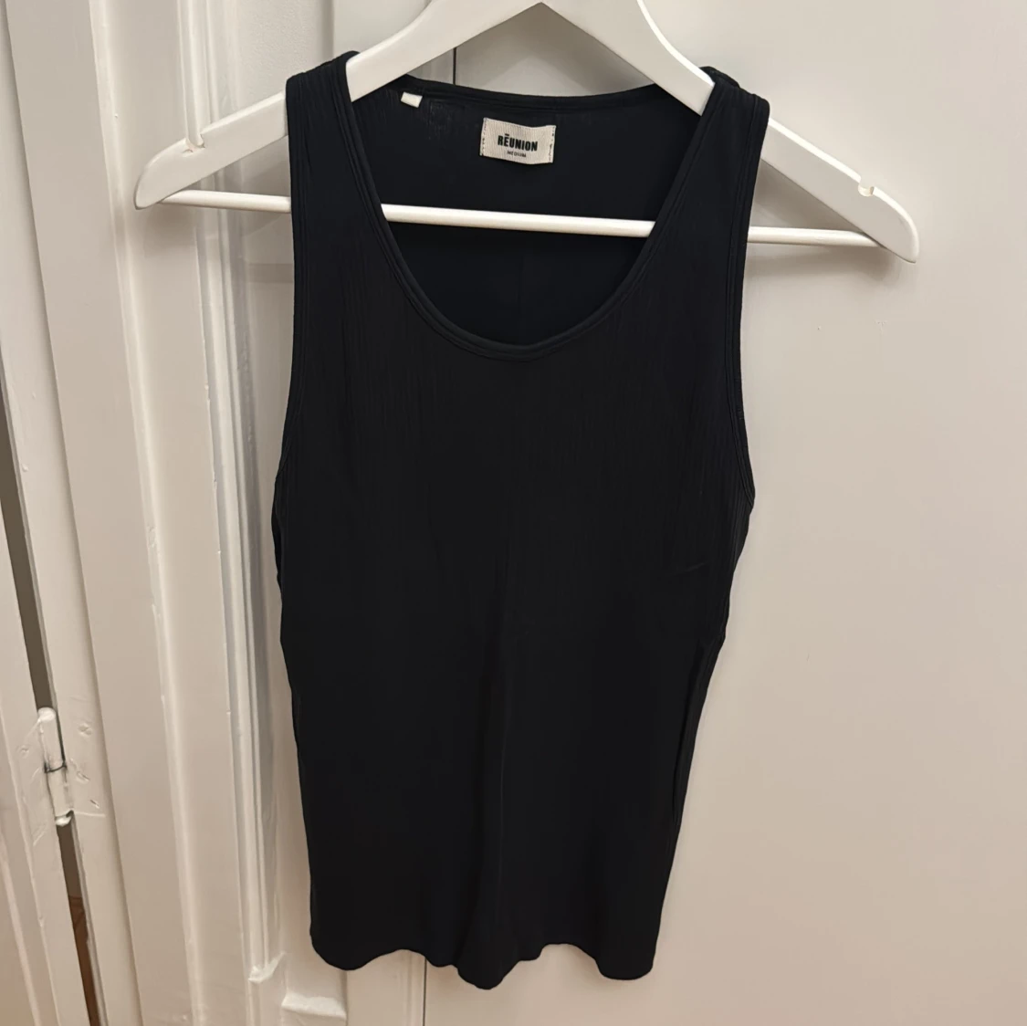 Svart ribbad linnetopp från Réunion