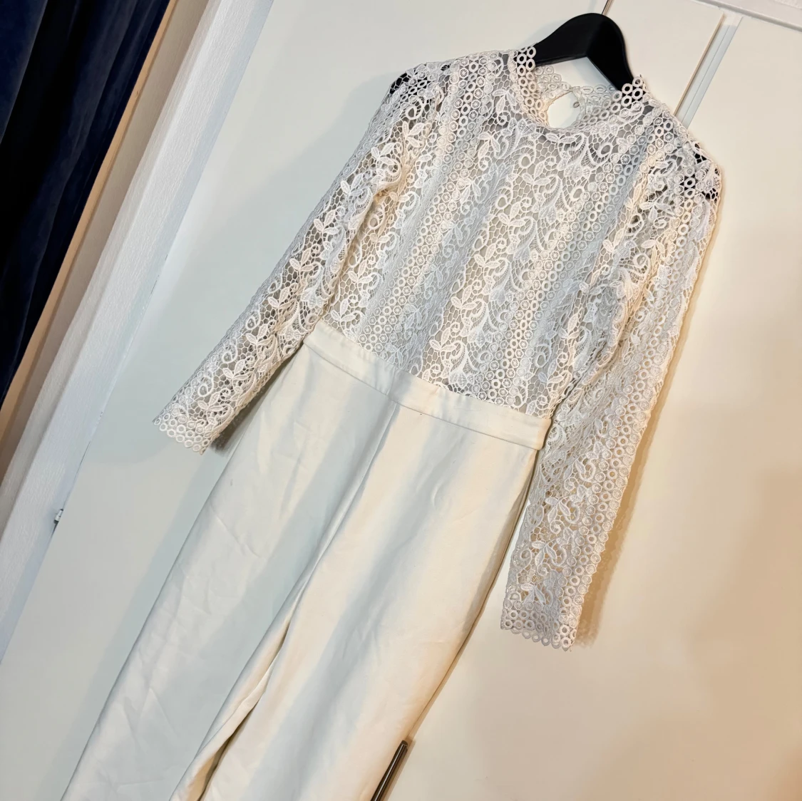 Vit byxdress med spetsdetaljer