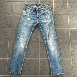 Replay Grover - Säljer dessa Replay ”Grover” i storlek 28/30. De är uppsydda från L34. Inga större defekter alls. Hör av er vid funderingar så löser vi en bra deal. 