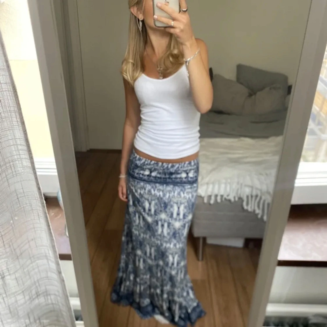 Blåvit långkjol med mönster - 1