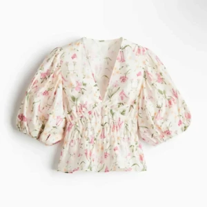 Blommig blus med puffärmar från H&M - Super söt från hm, helt ny utan prislapp därmed aldrig använt😊storlek xs men passar s