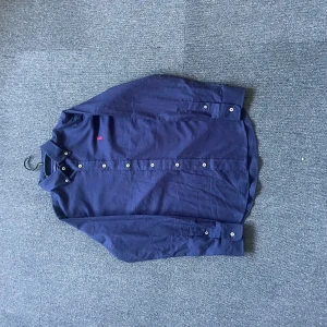 Mörkblå skjorta Polo Ralph Lauren - Säljer en klassisk mörkblå skjorta från Polo Ralph Lauren med knappar framtill . Säljer den för den inte riktigt passade i storlek. Det är en S men skulle säga de är lite mitt i mellan S/M.