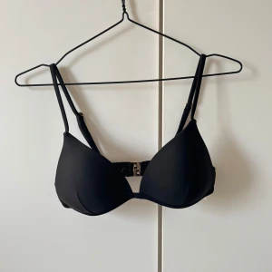 Svart bikini Bh - Svart bikinitopp med vaddering Stl S, aldrig använd 🙌🏼😍