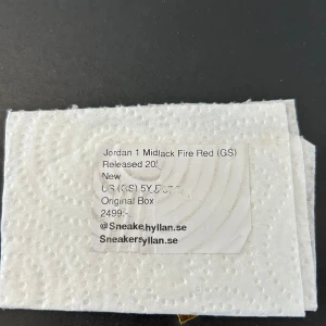 Air Jordan 1 Mid Fire Red (GS) - Säljer ett par Air Jordan 1 Mid Fire Red (GS) med klassisk färgkombination i rött, svart och vitt. Skorna har snörning, rund tå och platt sula. Perfekta för dig som gillar streetwear och sneakers med ikonisk design.