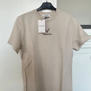 Beige t-shirt från Valentino - Snygg beige t-shirt från Valentino 