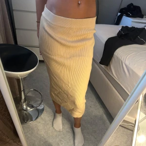 Kjol  - Nyskick, den är beige/gul 