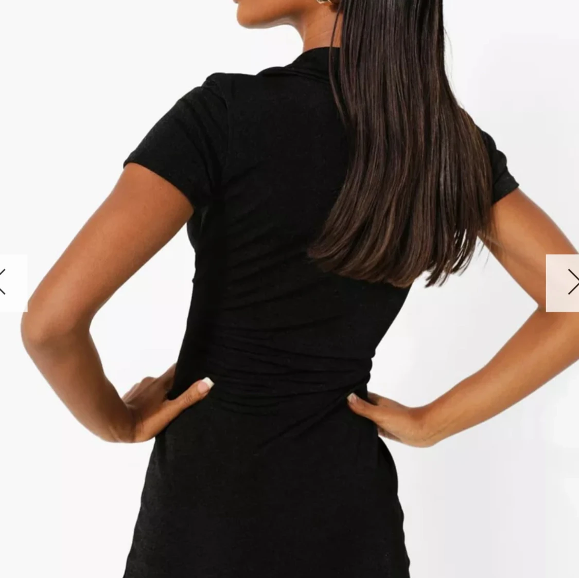 Svart kortärmad klänning med knappar - 1