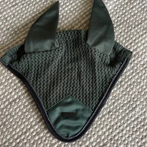 Mörkgrönt ridhuva från Equestrian Stockholm - Super fin mörk grön huva från ES i strl full! Endast andvönd en gång och i super bra skick!💕