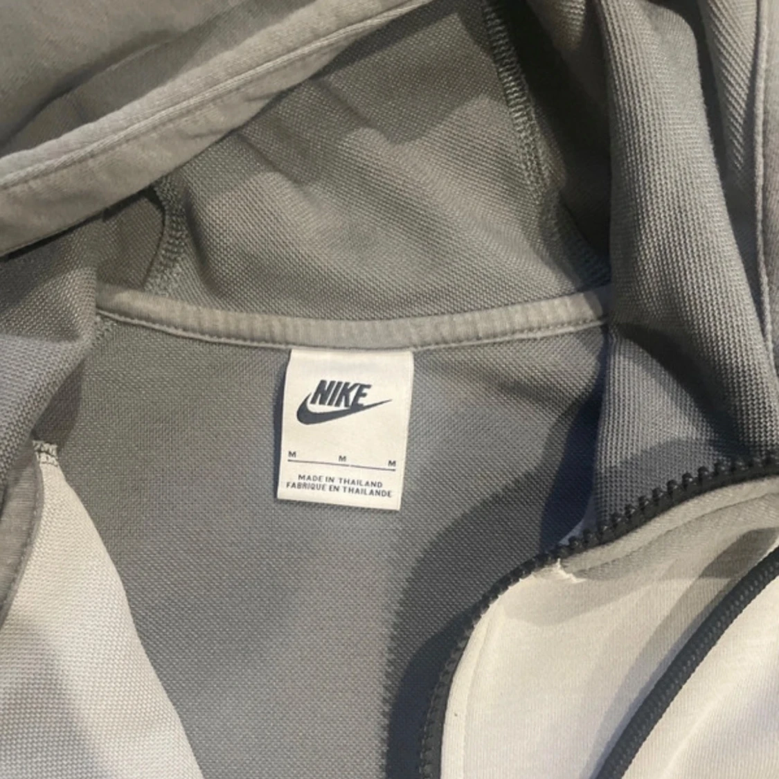 Grå tracksuit från Nike med vita detaljer - 2