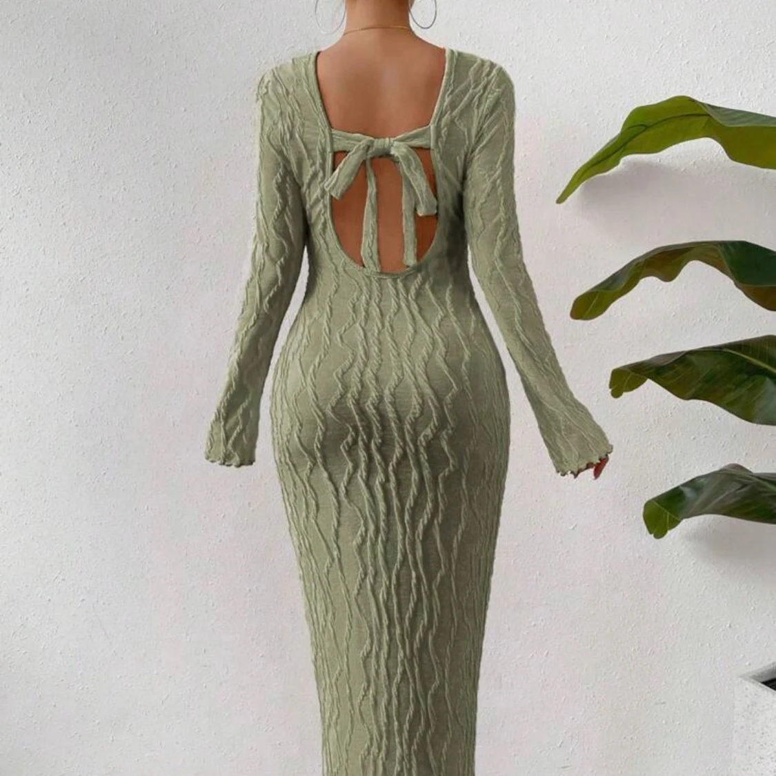 Grön långklänning med öppen rygg - 1