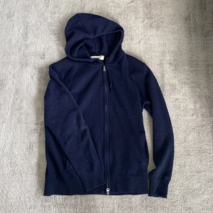 Kashmir Hoodie - Säljer denna mörkblåa Kashmir zip-hoodien från Sayless i storlek S! Tröjan är i fint skick inga defekter, endast lite nopprig! Hör av er vid frågor eller funderingar!🙌
