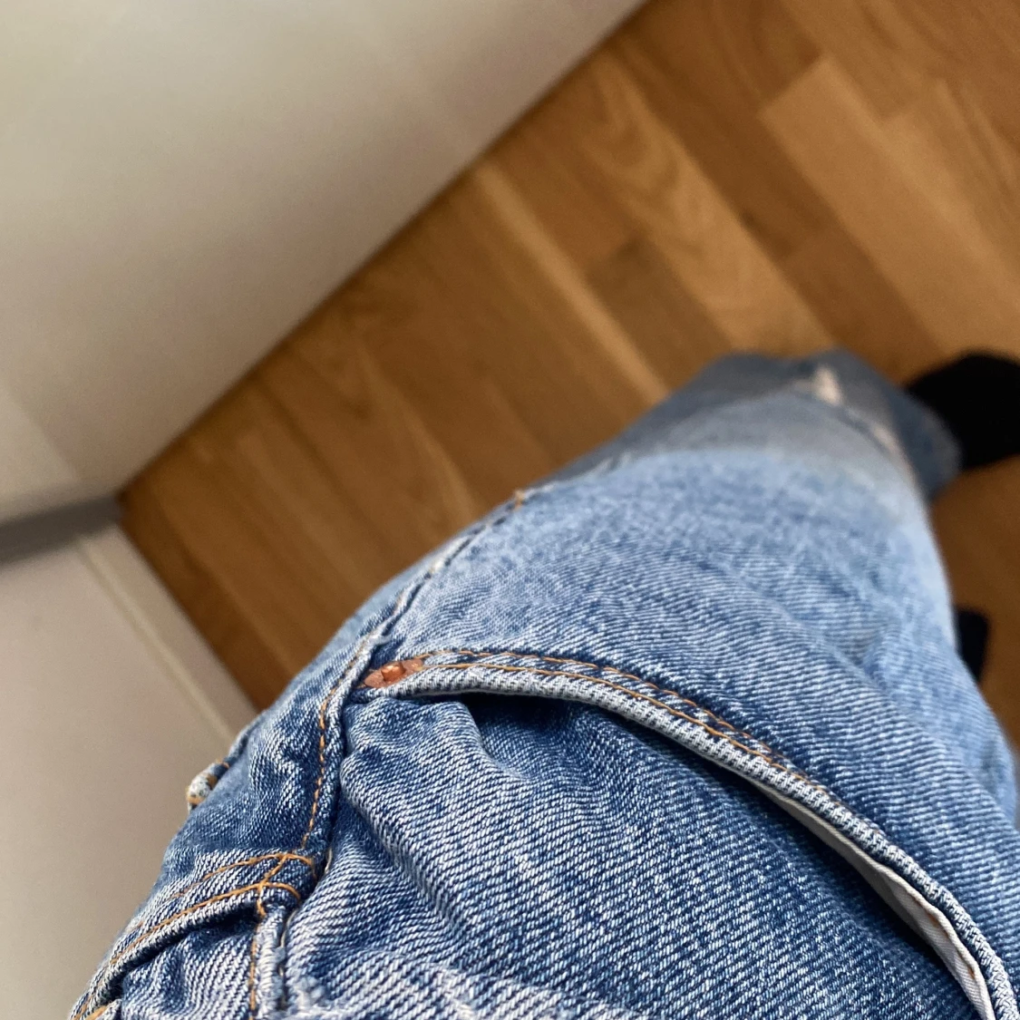 Blå jeans med hål på knäna - 1