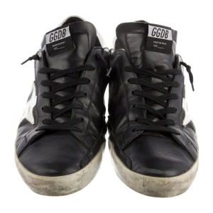 Svarta läder Golden Goose (Skicka in Prisförslag) - ”Priset är inte 888kr det är endast för algoritmen” . Fantastisk bra skick nypris 4800kr . Storlek 45. Skicket syns på bilderna skulle påpeka att de är 8.5/10 i skick. Dem är äkta såklart❤️fler bilder på begäran