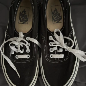 Vans skor  - Säljer ett par klassiska Vans i storlek 38. Använda, men fortfarande i fint skick på utsidan – ser nästan nya ut! Finns en liten öppning framtill, men inget som syns tydligt och påverkar inte funktionen. Säljes för 250 kr