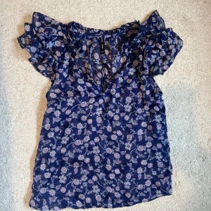 Blommig blus - Superfin blommig blus/topp från mango. Storlek xs💕Den är bara testad, aldrig använd