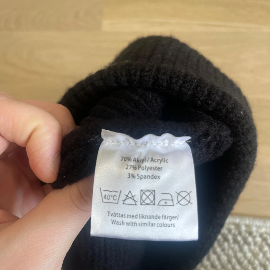 Svart ribbad mössa - 2