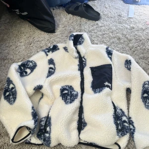 Vit jacquard fleecejacka från Stüssy - Knappt använd. Stl M passar även L. Inte äkta !