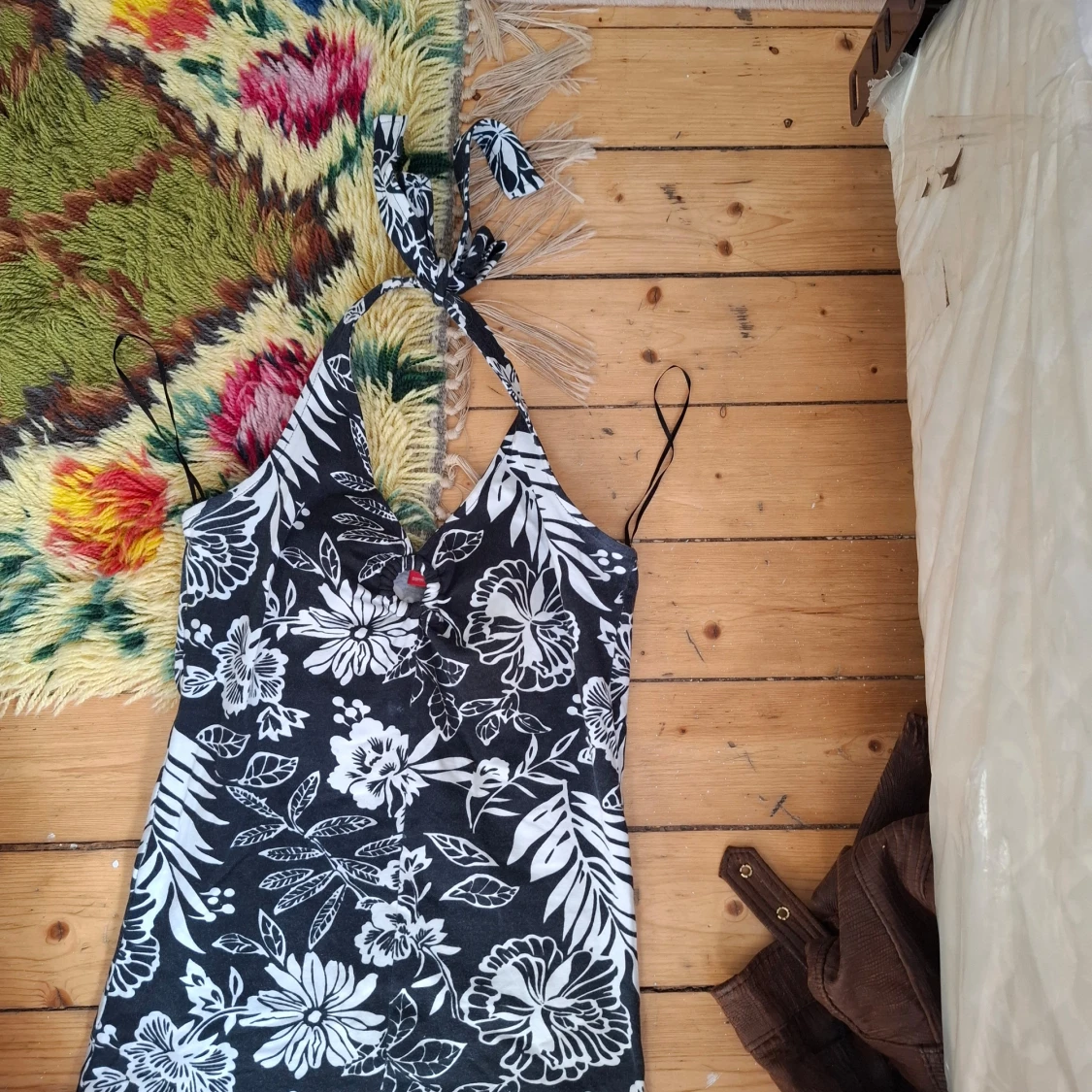 Svartvit blommig halterneckklänning