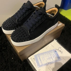 Christian Louboutin  - Christian Louboutin nästintill ny skick riktigt feta sticker ut mycket kvitto följer med och box med extra nitar pris 2499