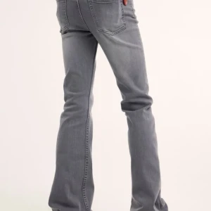 Grå bootcut jeans - Snygga grå jeans med bootcut-modell och klassisk femficksdesign. Jeansen har normal passform och är tillverkade i mjukt denimtyg med lätt tvättad look. Perfekta för dig som gillar en tidlös stil med lite extra vidd nertill.