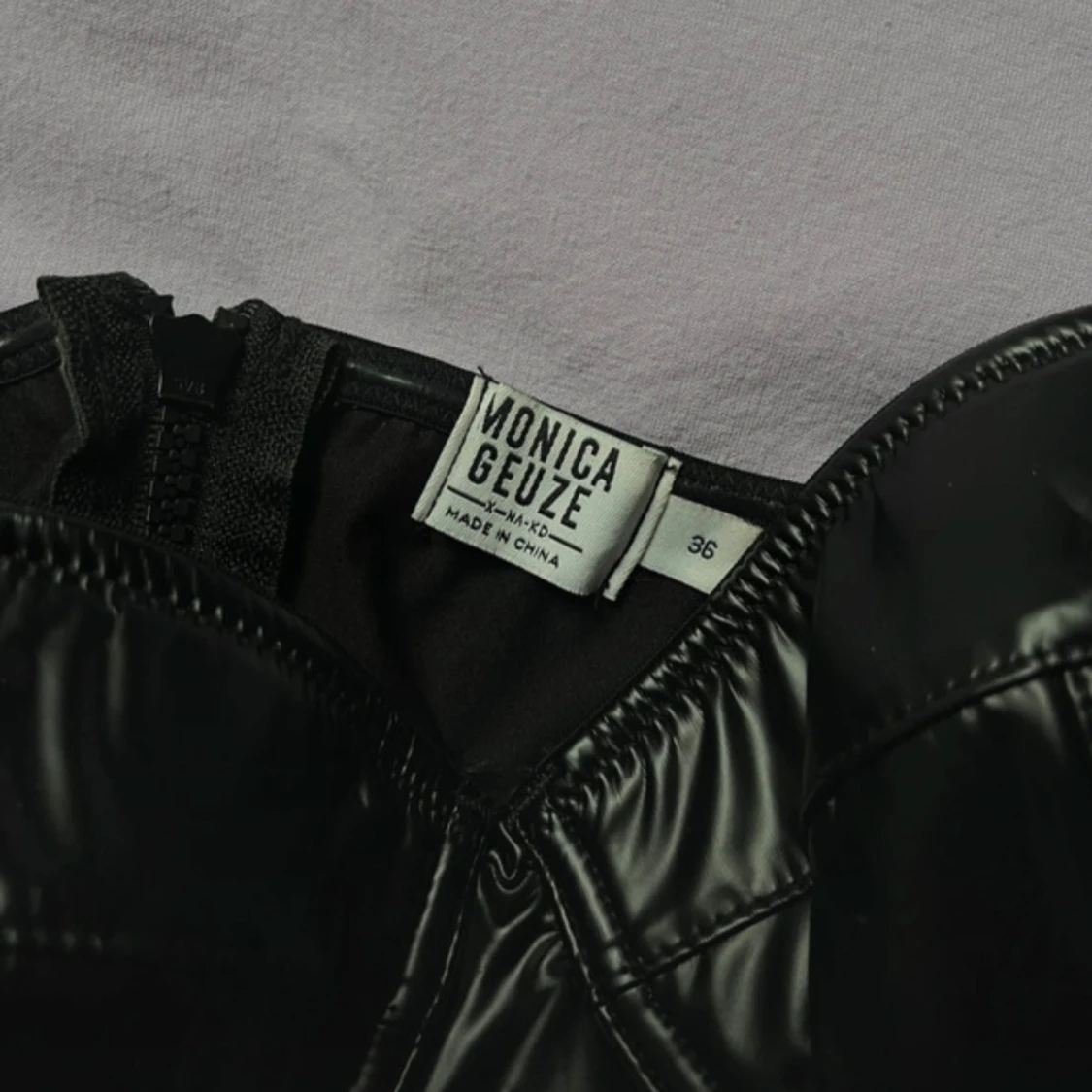 Svart glansig bustier från Monica Geuze - NAKD - 2