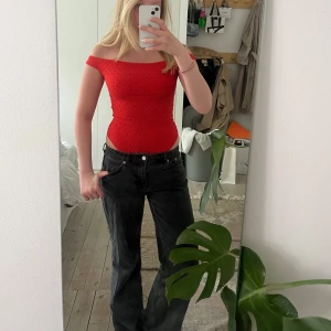 Röd body  - Super snygg röd body med off shoulder band!!