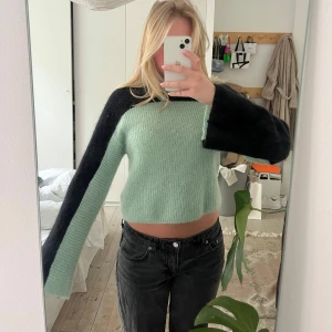 Stickad tröja - As cool tröja i svart och mintgrön från orgier stories!
