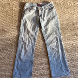 Ljusblå bootcut lowwaist jeans - Säljer mina ljusblå bootcut lågmidjade jeans från R.marks! Säljer då de inte används, inga defekter och är i toppen skick! Skriv för mått eller bilder!💗
