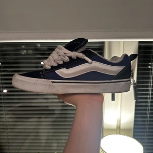 Vans knu skool  - Säljer ett par klassiska Vans sneakers i blått och vitt med vit sula och snörning. Skorna har den ikoniska sidovågen och en platt sula som passar perfekt till streetwear-stilen. Byt till roped snören 