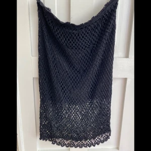 Svart virkad kjol från Twilfit - Svart virkad kjol från Twilfit med vackert mönster och små pärldetaljer 📷