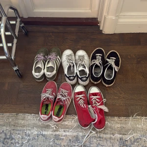 Färgglada sneakers och tygskor i olika modeller - ADIDAS: Gazelle, (gröna) storlek 38, Campus (röda) storlek 38,5, Stan Smith (vita), storlek 38 & 2/3💘CONVERSE: röda, storlek 38❣️ VANS: svarta, storlek 39🖤 PRIS: 200kr per styck par🥰