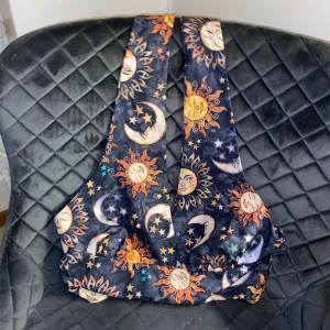 Topp - Funky knyt topp, stor i storlek samt stretch i ryggen, endast prövad då den var för stor på mig