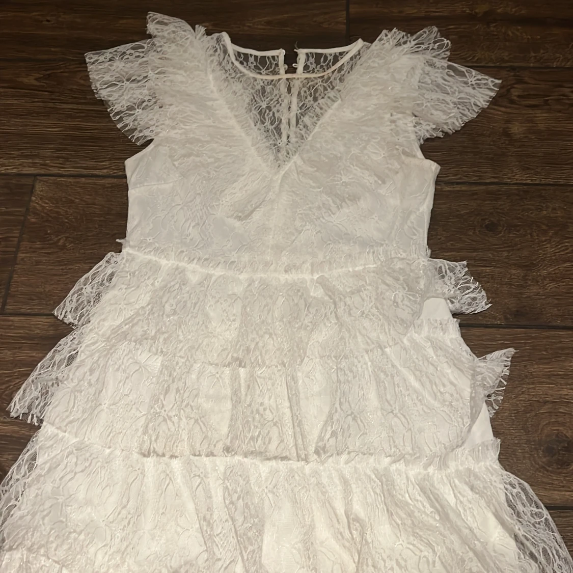 Vit spetsklänning med volanger