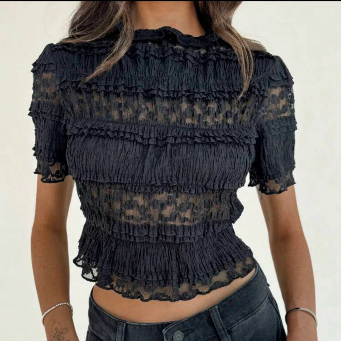 Svart croppad blus med volanger